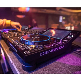 Schuin aanzicht Denon DJ SC6000 Prime - Professionele DJ-mediaspeler met touchscreen en WiFi & Denon DJ X1850 PRIME