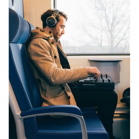 Denon DJ Prime GO - playlists voorbereiden in de trein door de ingebouwde accu