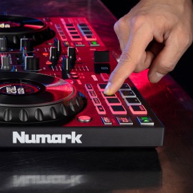 Numark Mixtrack Platinum FX - 4-Deck DJ-controller met jogwheel-displays en FX-paddles push knoppen