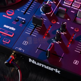 Numark Mixtrack Platinum FX - 4-Deck DJ-controller met jogwheel-displays en FX-paddles hoofdtelefoon aansluiting