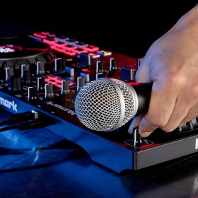 Numark Mixtrack Platinum FX - 4-Deck DJ-controller met jogwheel-displays en FX-paddles achterkant met microfoon