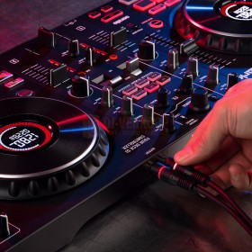 Numark Mixtrack Platinum FX - 4-Deck DJ-controller met jogwheel-displays en FX-paddles achterkant tulp aansluiting