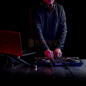 Numark Mixtrack Platinum FX - 4-Deck DJ-controller met jogwheel-displays en FX-paddles met dj voor