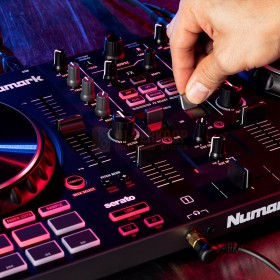 Numark Mixtrack Platinum FX - 4-Deck DJ-controller met jogwheel-displays en FX-paddles bovenkant mixgedeelte