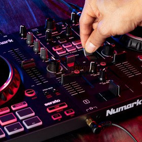 Numark Mixtrack Pro FX - 2-Deck DJ Controller met FX Paddles bovenkant in gebruik