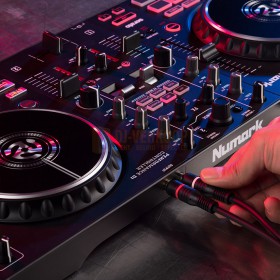 Numark Mixtrack Pro FX - 2-Deck DJ Controller met FX Paddles achterkant aansluitingen