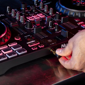 Numark Mixtrack Pro FX - 2-Deck DJ Controller met FX Paddles hoofdtelefoon
