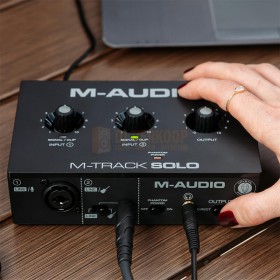 M-Audio M-Track Solo - 2-kanaals USB-audio-interface met 1 Crystal Preamp, fantoomvoeding en Instrument ingang buitengebruik