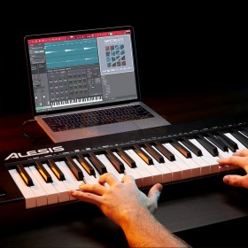 Alesis Q88 MKII - 88-toetsen USB-MIDI-toetsenbordcontroller met software ( laptop zit er niet bij inbegrepen)