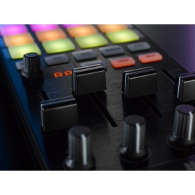 Native Instruments Traktor Kontrol F1 Pro DJ Software Controller kanaal faders en pads