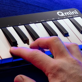 Alesis QMINI MKII - Compacte 32-toetsen USB-MIDI-toetsenbordcontroller toetsen