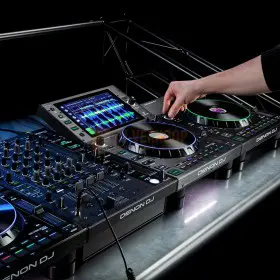 Gebruikers voorbeeld 3 Denon DJ LC6000 Prime - Performance uitbreiding controller