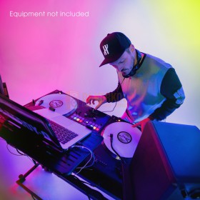 Gravity FDJT01 - DJ-Desk met verstelbare luidspreker- en laptopladen lifestyle