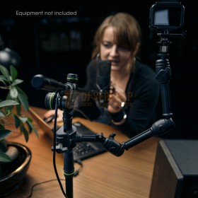 Gravity MA 3D A Traveler 3D Arm vast aan tafel tijdens podcast