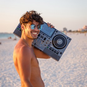 100% draadloos Numark Mixstream Pro Go - Oplaadbare Standalone Streaming DJ controller met ingebouwde speakers
