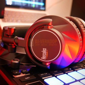 Hercules HDP DJ60 - DJ Koptelefoon op een mixer