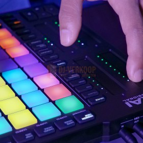 AKAI APC64 - Ableton live controller met 64 velocitieitsgevoelige pads én 8 touch-strips