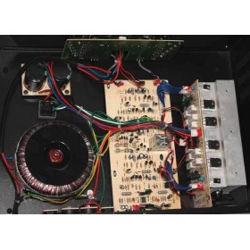 IBIZA Sound AMP2000 versterker van 2x1600W max. binnenkant bedrading print voeding